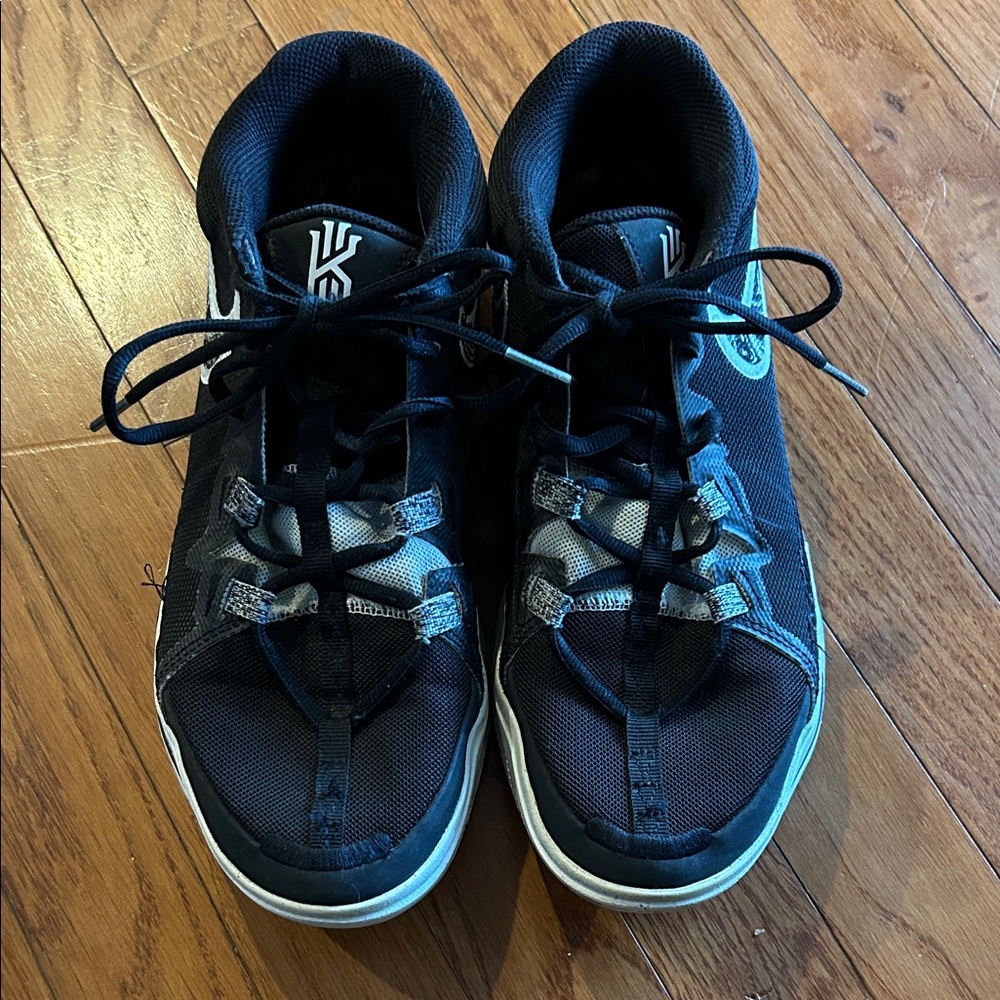 Nike Kyrie Irving Court Shoes Sz 8.5 Men’s Basketball Volleyball